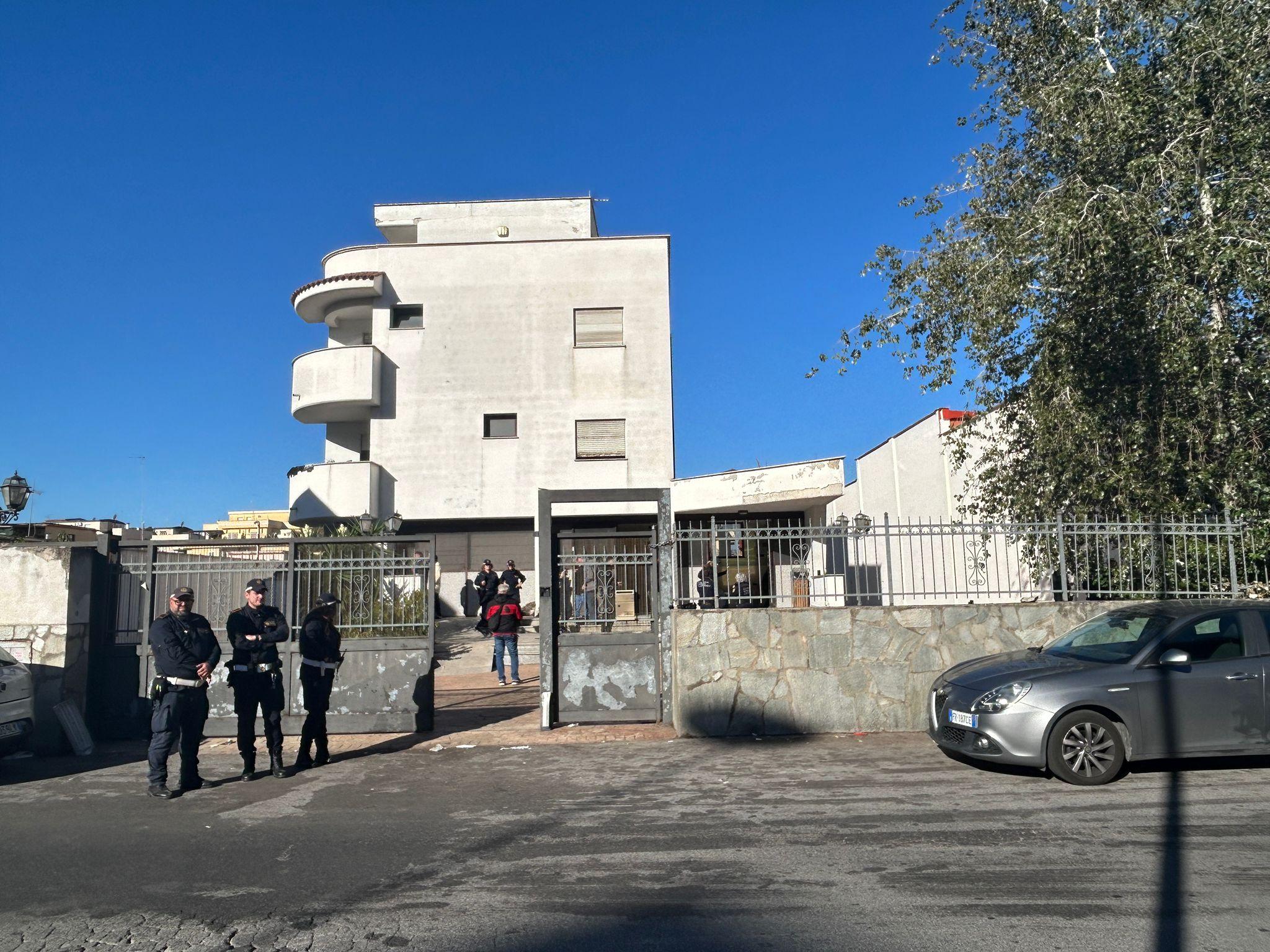 Roma, censimento nell’ex hotel Jonio occupato a Torre Maura. Agenti della Polizia Locale: “All’interno 95 persone, soprattutto sudamericani. Sgombero nei prossimi giorni” | VIDEO