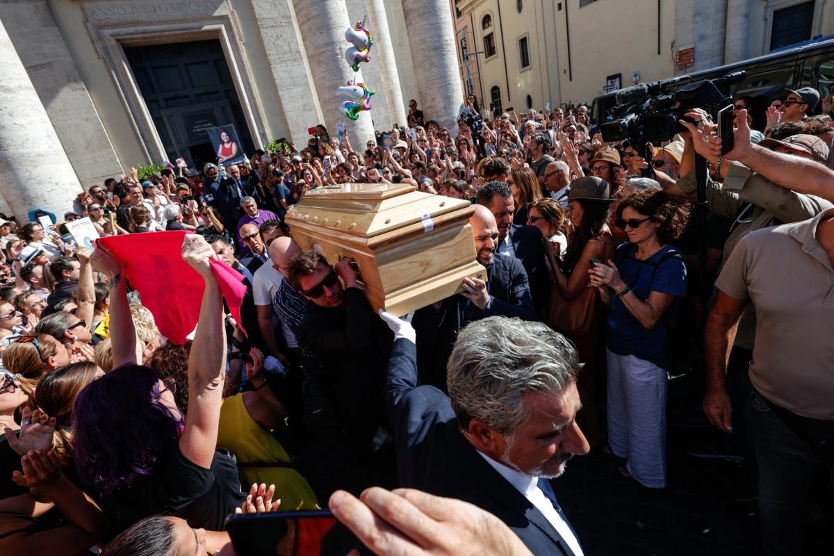 Funerali Michela Murgia: i ricordi di Saviano e Fratoianni, i sorri…