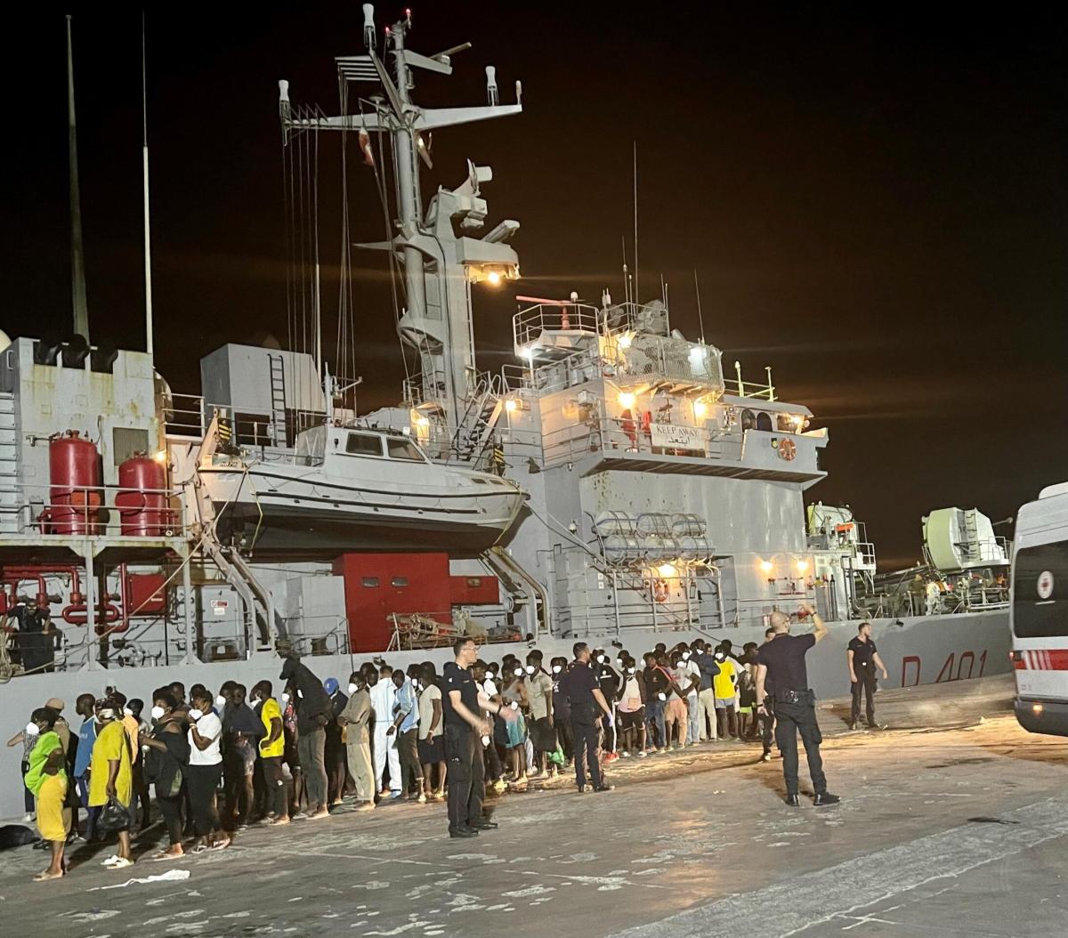 Lampedusa, sbarchi da 452 migranti nella notte. Hotspot al collasso…