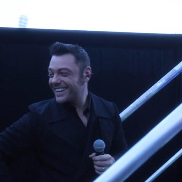 Tiziano Ferro e l’intervento chirurgico alle corde vocali, lui rassicura i fan: “Non ho paura”. E annuncia una sorpresa | VIDEO