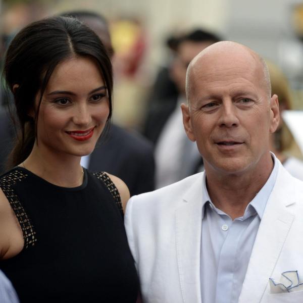 Bruce Willis, la moglie Emma parla della malattia che lo ha colpito: “Sto imparando a conviverci”