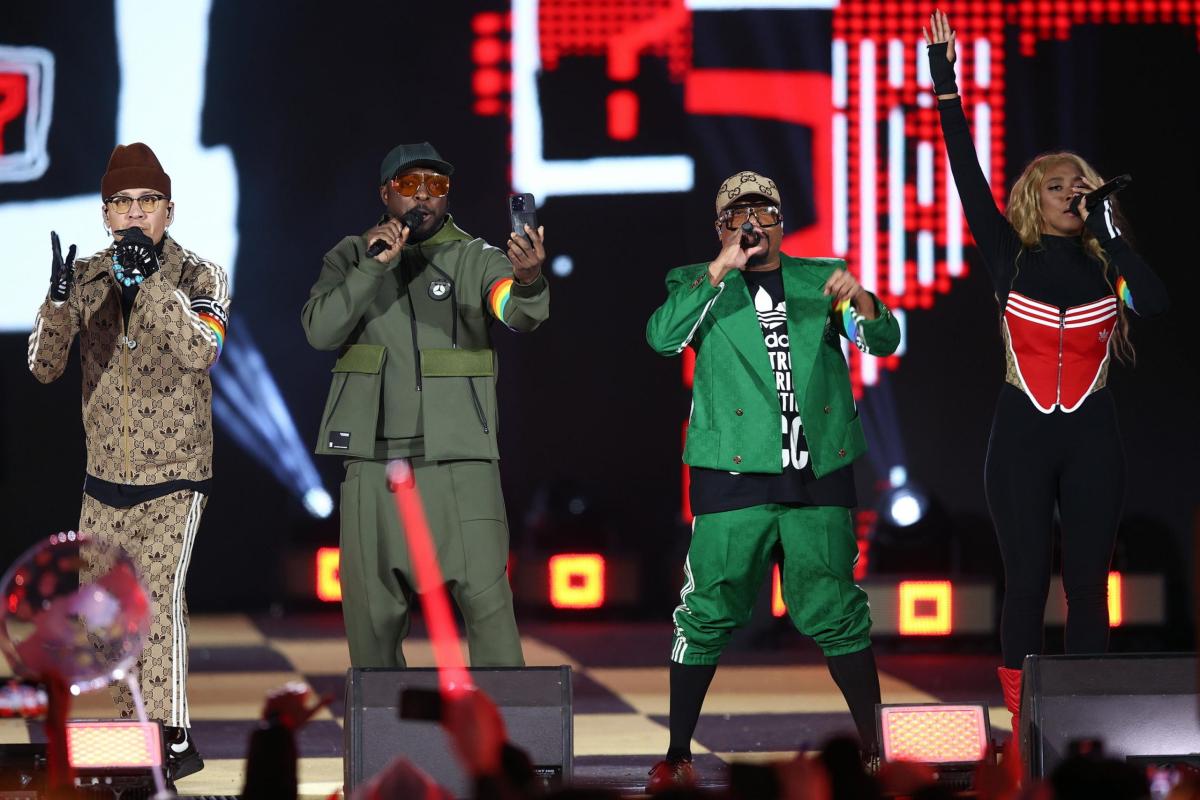 Black Eyed Peas sostengono i diritti LGBT al concerto di Capodanno …