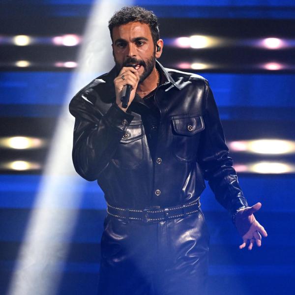 Come sta Marco Mengoni? Il cantante annulla conferenza stampa per febbre, gli scenari