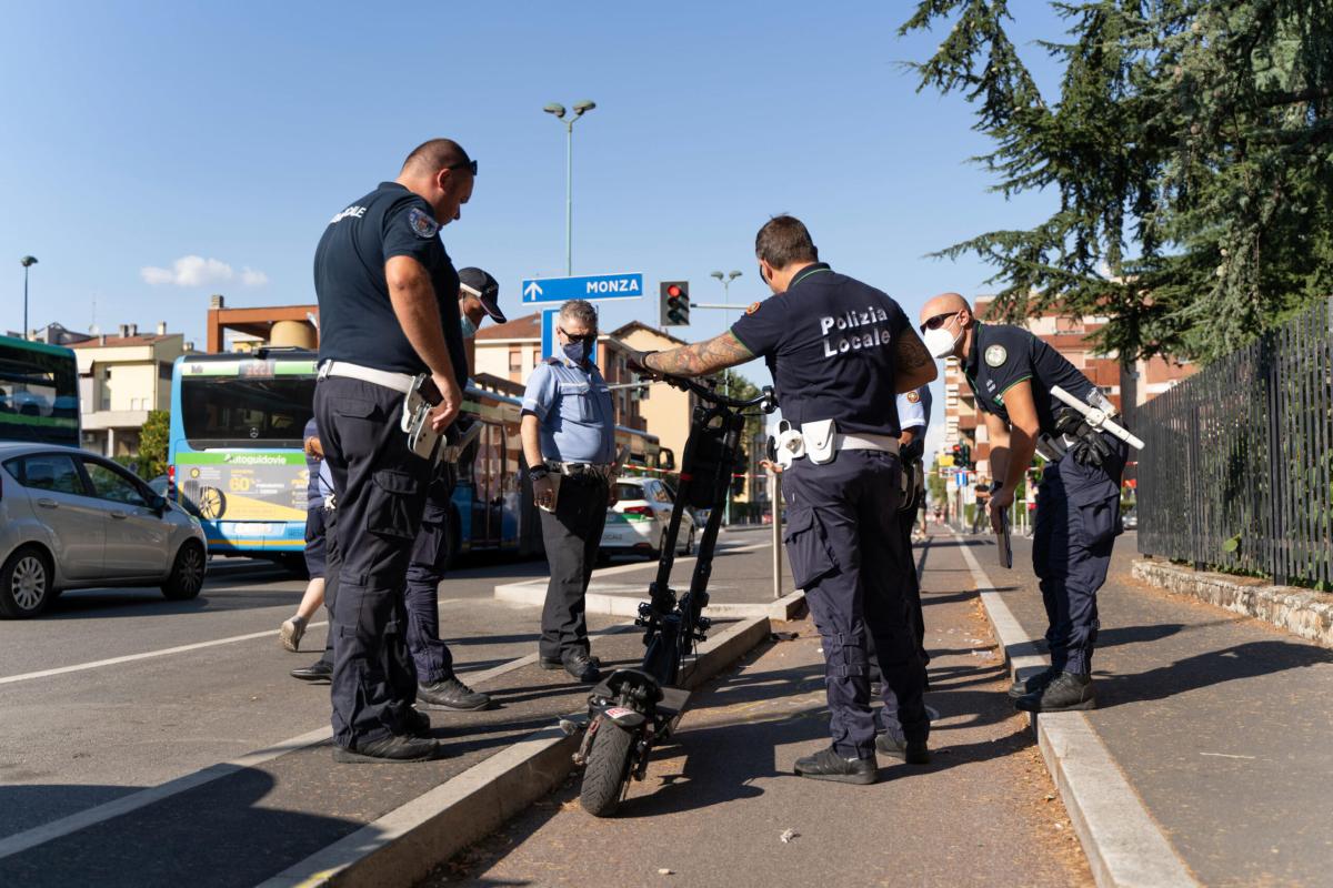 Milano, rubano monopattino in piazza Castello: arrestato 16enne