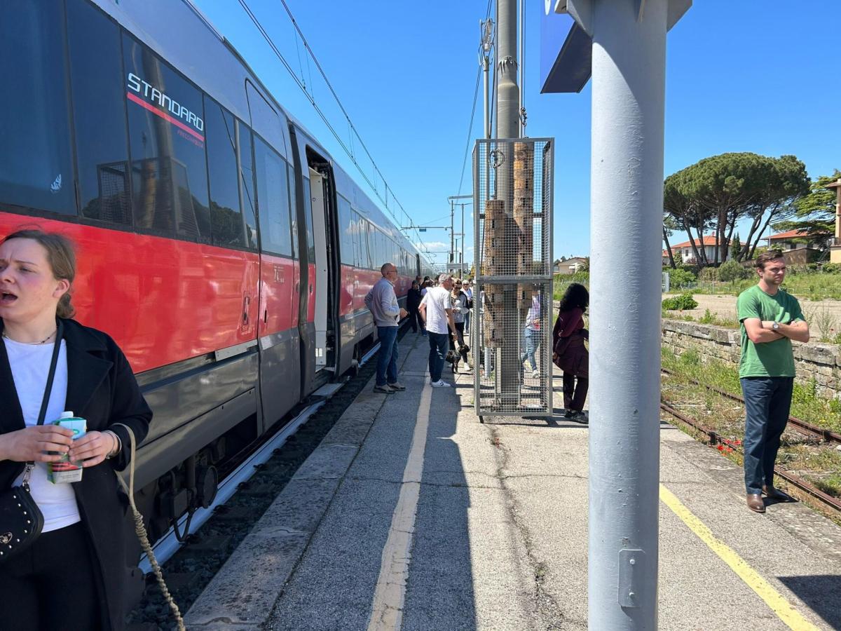 Latina, cadavere sui binari del treno: traffico in tilt sulla Roma-…