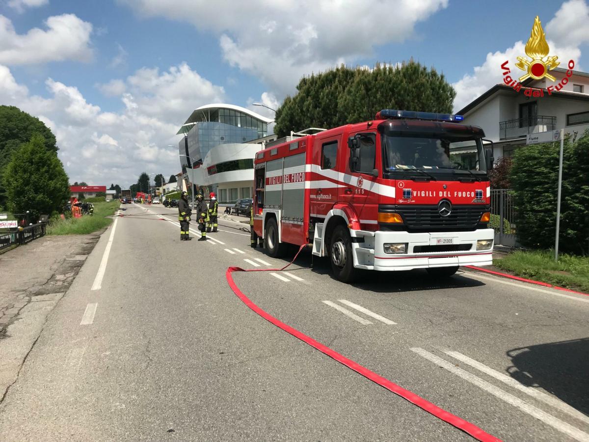 Como, gravissimo incidente stradale a Mozzate: pedone investito da un camion, è morto