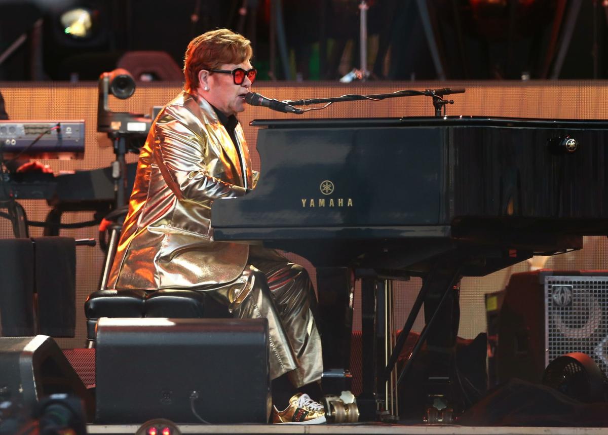 Elton John mette all’asta i suoi cimeli: il bottino sfiora gli 8 milioni di dollari