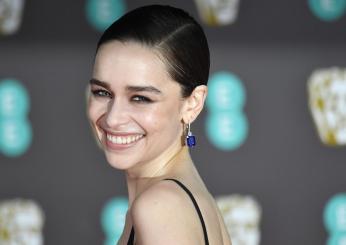 Emilia Clarke parla del doppio aneurisma cerebrale che l’ha colpita: “È incredibile che sia in grado di parlare”