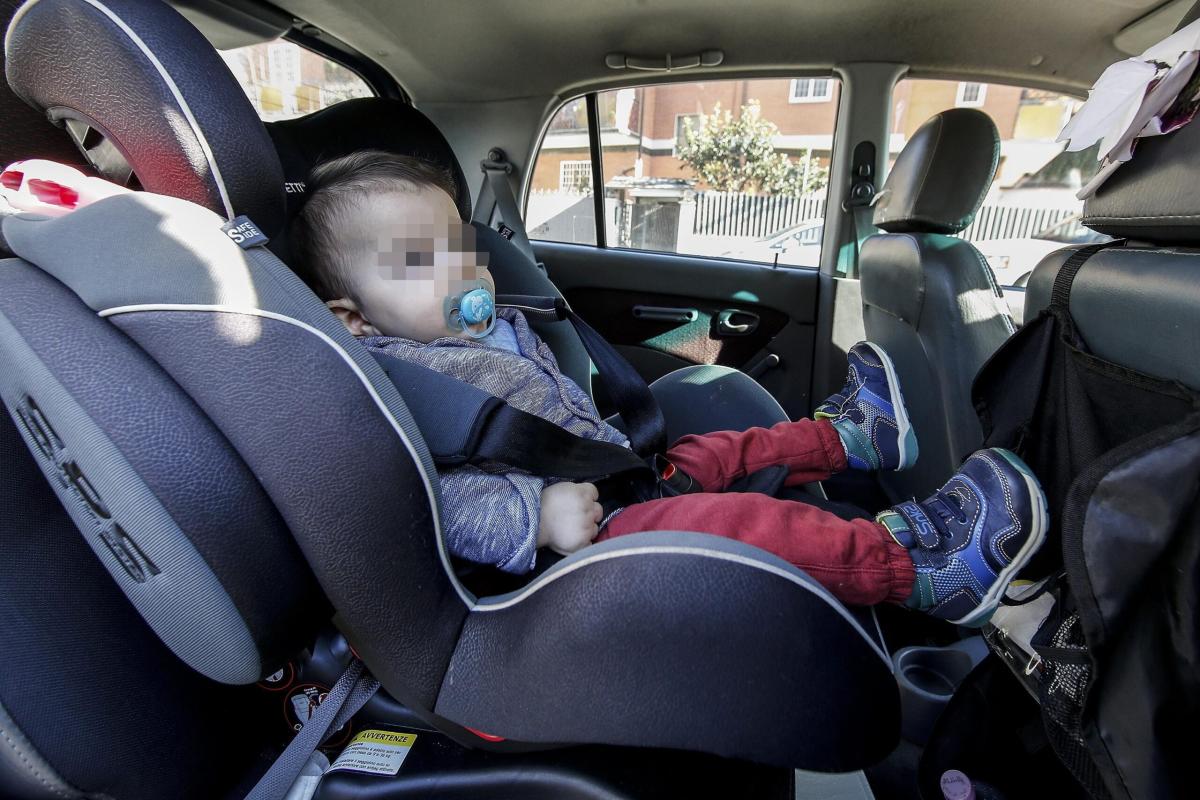 Lasciano neonata in auto “controllandola dal telefono” e vanno a un…