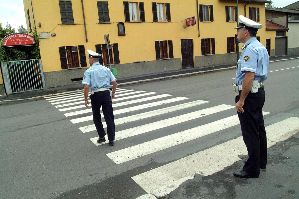 Napoli, mamma accompagna i figli a scuola e viene investita in via Marina. Morta una 42enne