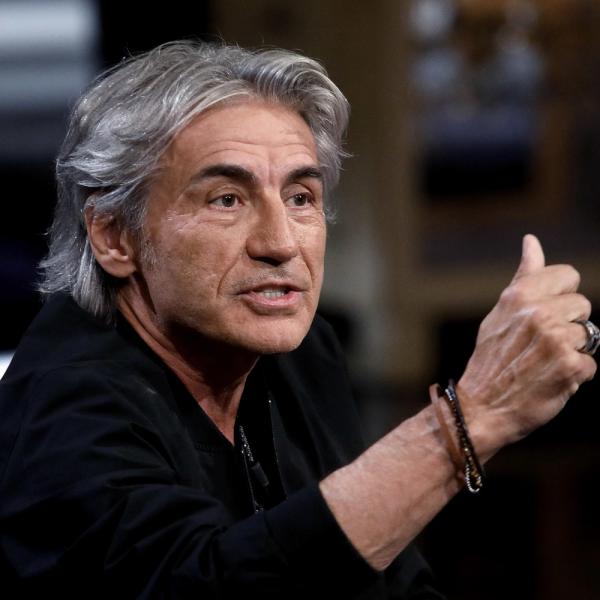 Ligabue in stampelle, infortunio di inizio anno per il rocker di Correggio e post ironico