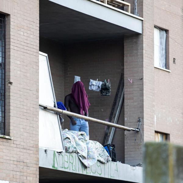 Roma, la rabbia dei cittadini per il palazzo occupato di via Costi a Tor Sapienza: “Degrado e furti, siamo esasperati” | VIDEO