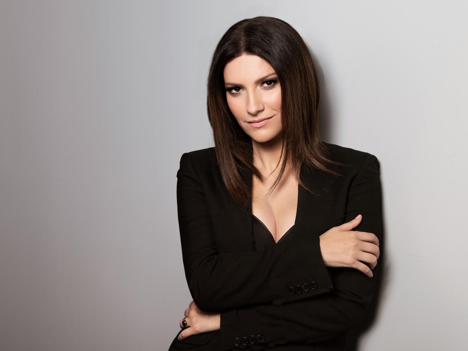 Laura Pausini: “Oggi cantano cani e porci”, ma salva Lazza e Madame