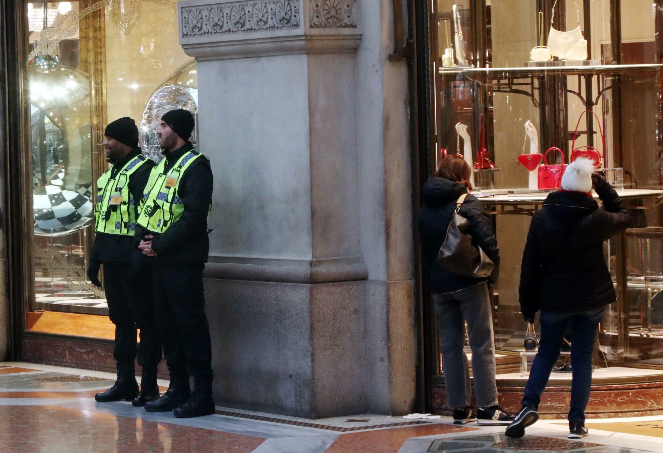 Milano, commercianti ingaggiano vigilantes privati in Galleria per “dissuadere i malviventi”