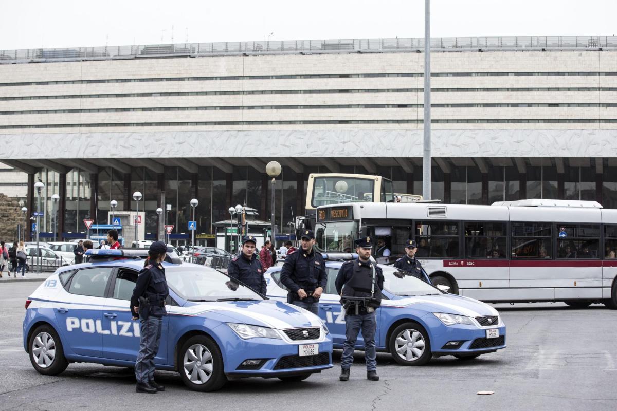 Roma, rapina a Termini. Picchia turista spagnola e le ruba lo smart…