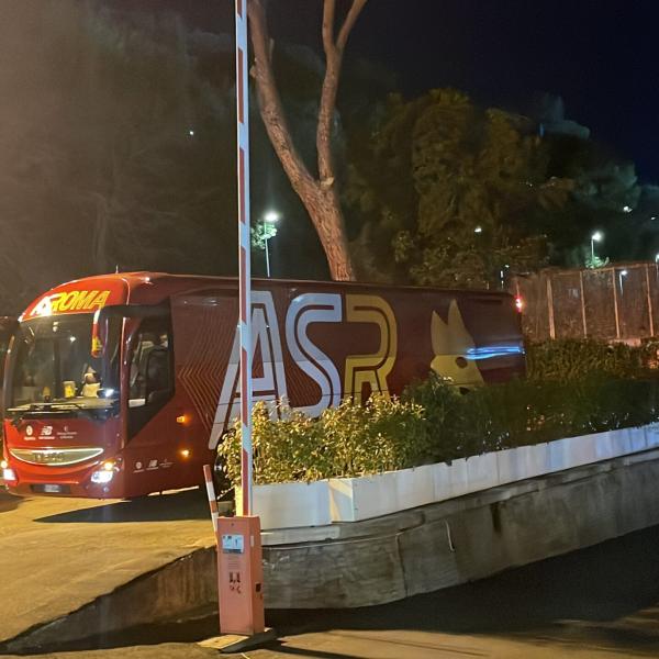 Roma – Juventus l’arrivo del pullman giallorosso, le parole dei tifosi e le formazioni ufficiali | VIDEO