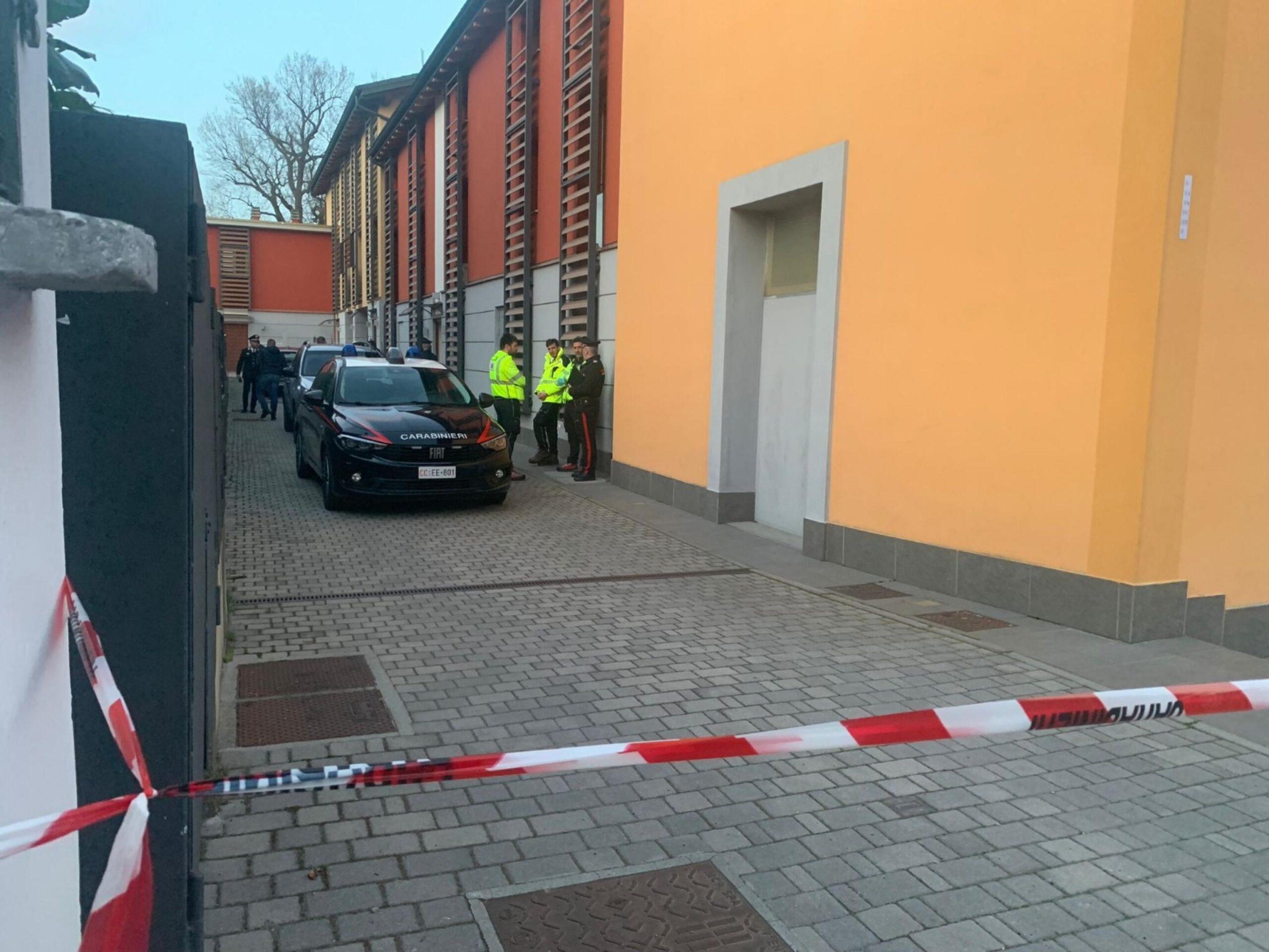 Modena, 40enne trovato morto in casa: era legato. Tra le ipotesi quella di un gioco erotico finito male