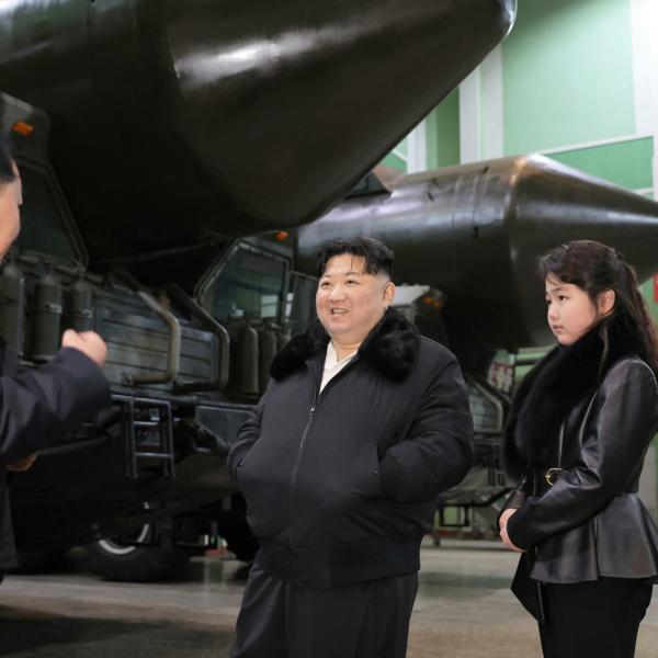 Corea del Nord, Kim Jong-un soddisfatto per il  test del nuovo missile terra-acqua: “Grande risultato del lancio”