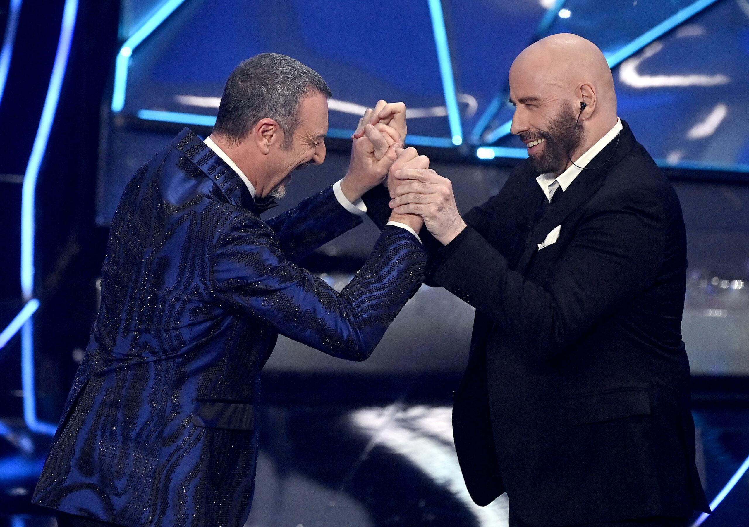 Sanremo 2024, la smentita di Amadeus sul Ballo del qua qua: “Travolta sapeva tutto. Don’t worry be happy non conoscevo il claim di U-Power” | VIDEO