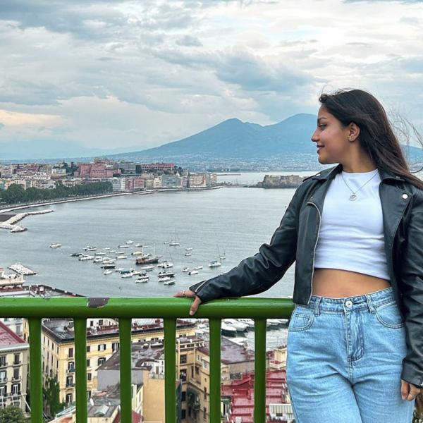 Ragazza iraniana morta in auto a Napoli, l’attivista Sholeh Shahrzad: “Il regime strumentalizza le notizie. E’ un pericolo per i diritti, anche per l’Occidente”