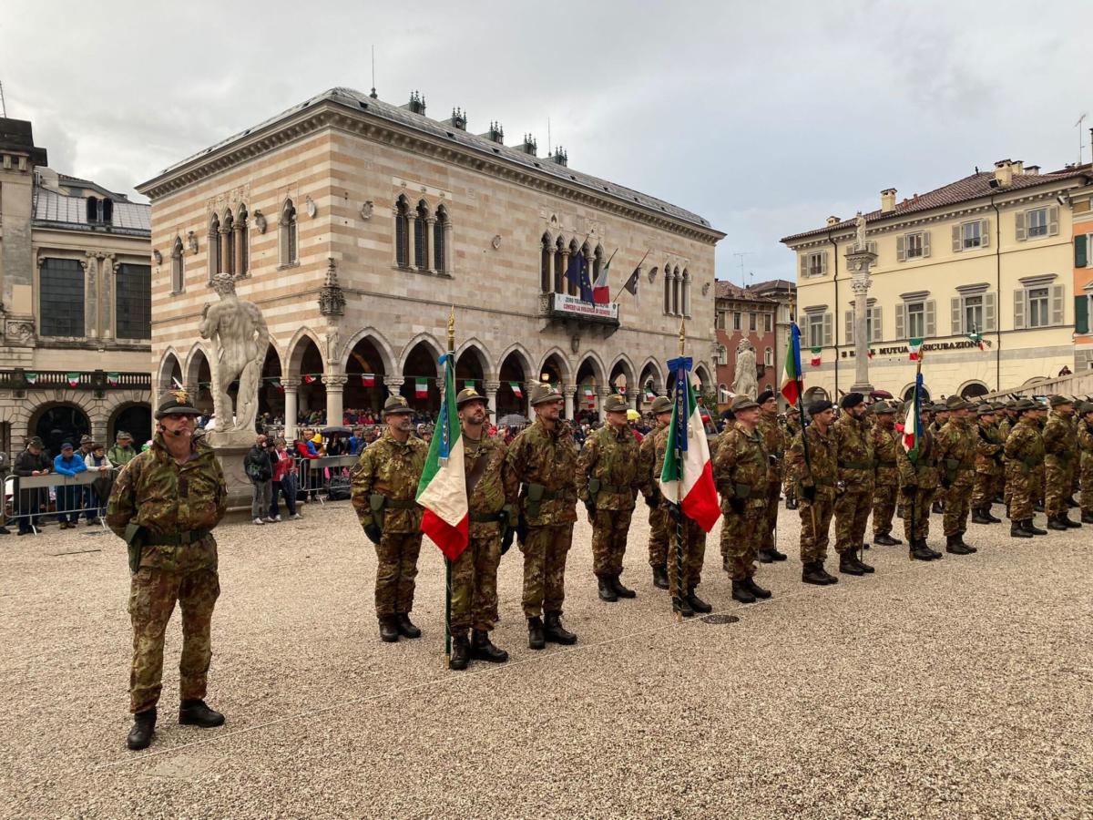 Chi sono gli alpini? Cosa fanno oggi, arma di appartenenza, significato della penna nera, moto. Ecco come entrare nel Corpo