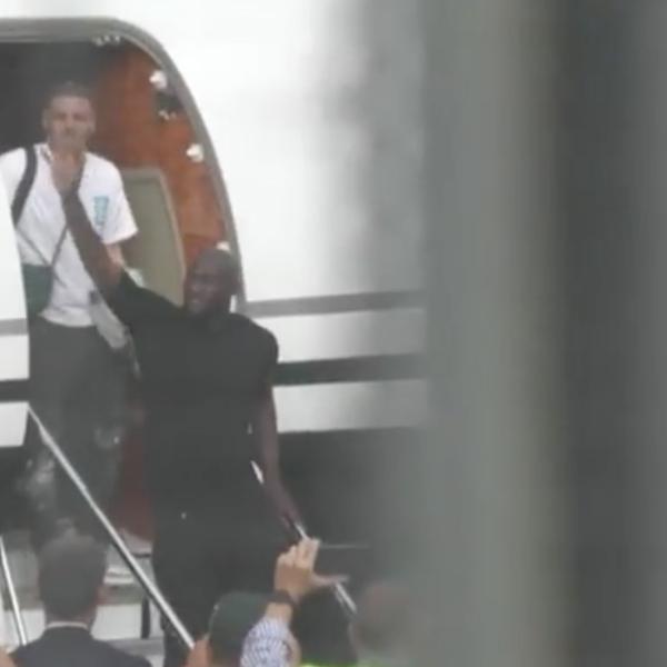 Lukaku è atterrato a Ciampino, cori ed ovazioni da parte dei 5mila tifosi della Roma presenti | FOTO E VIDEO