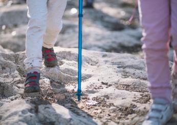 Quali sono i benefici della camminata con i bastoncini in spiaggia? Come si fa e consigli