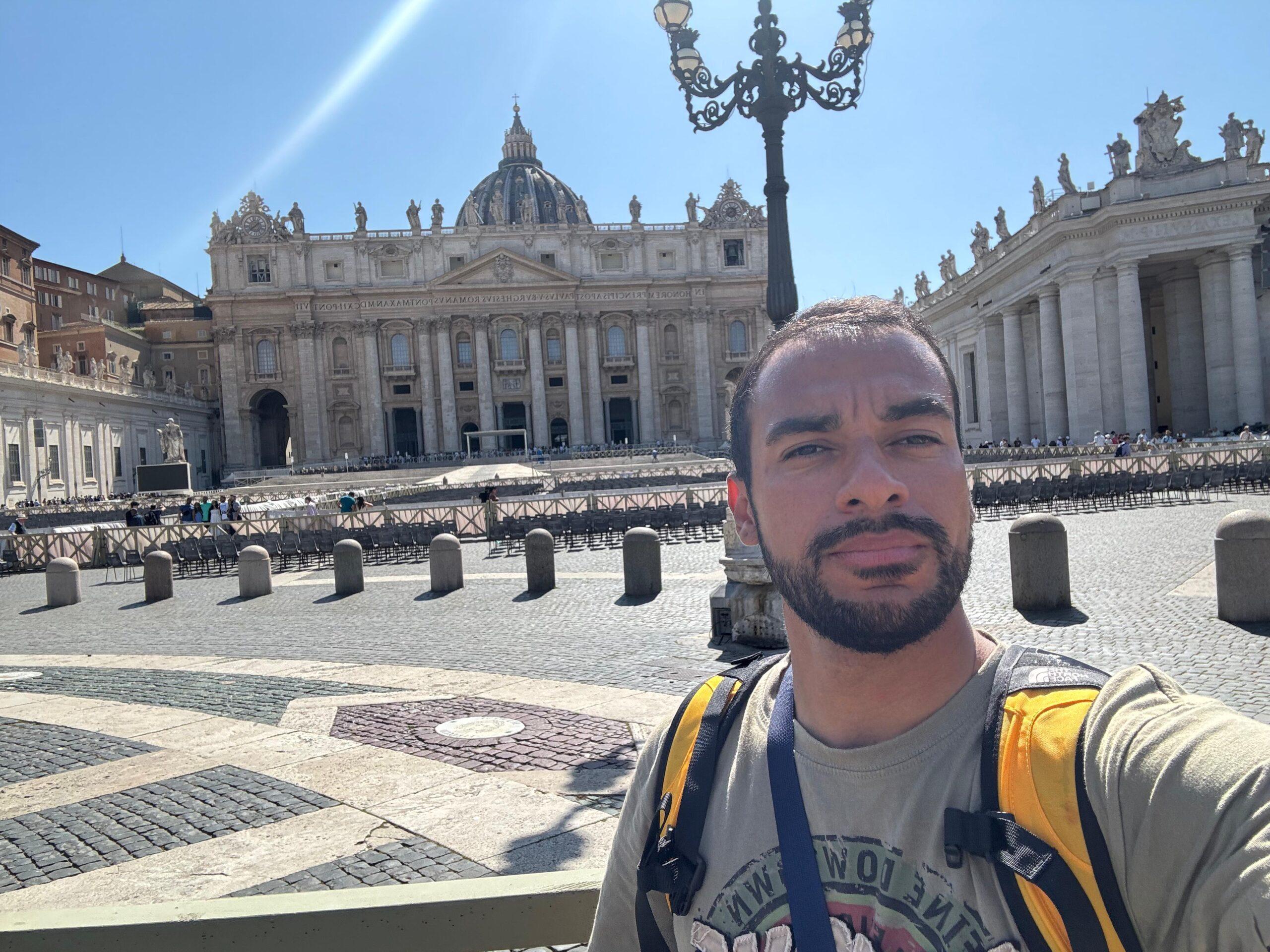 Roma, il fotografo brasiliano Pierre Gama combatte le borseggiatrici in metro: “Indossano pance finte per sembrare incinte”