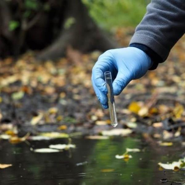 Pesticidi nell’acqua potabile: quali sono i rischi ambientali e per la salute?