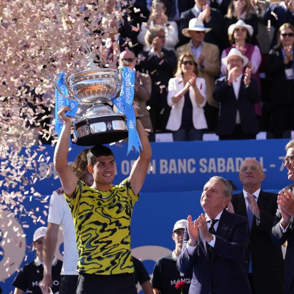 Tennis, Alcaraz vince l’ATP 500 di Barcellona: Tsitsipas battuto in finale