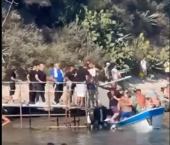 Napoli, botte da orbi a Bacoli: rissa per salire su una barca turistica a Lido Schiacchetiello | VIDEO