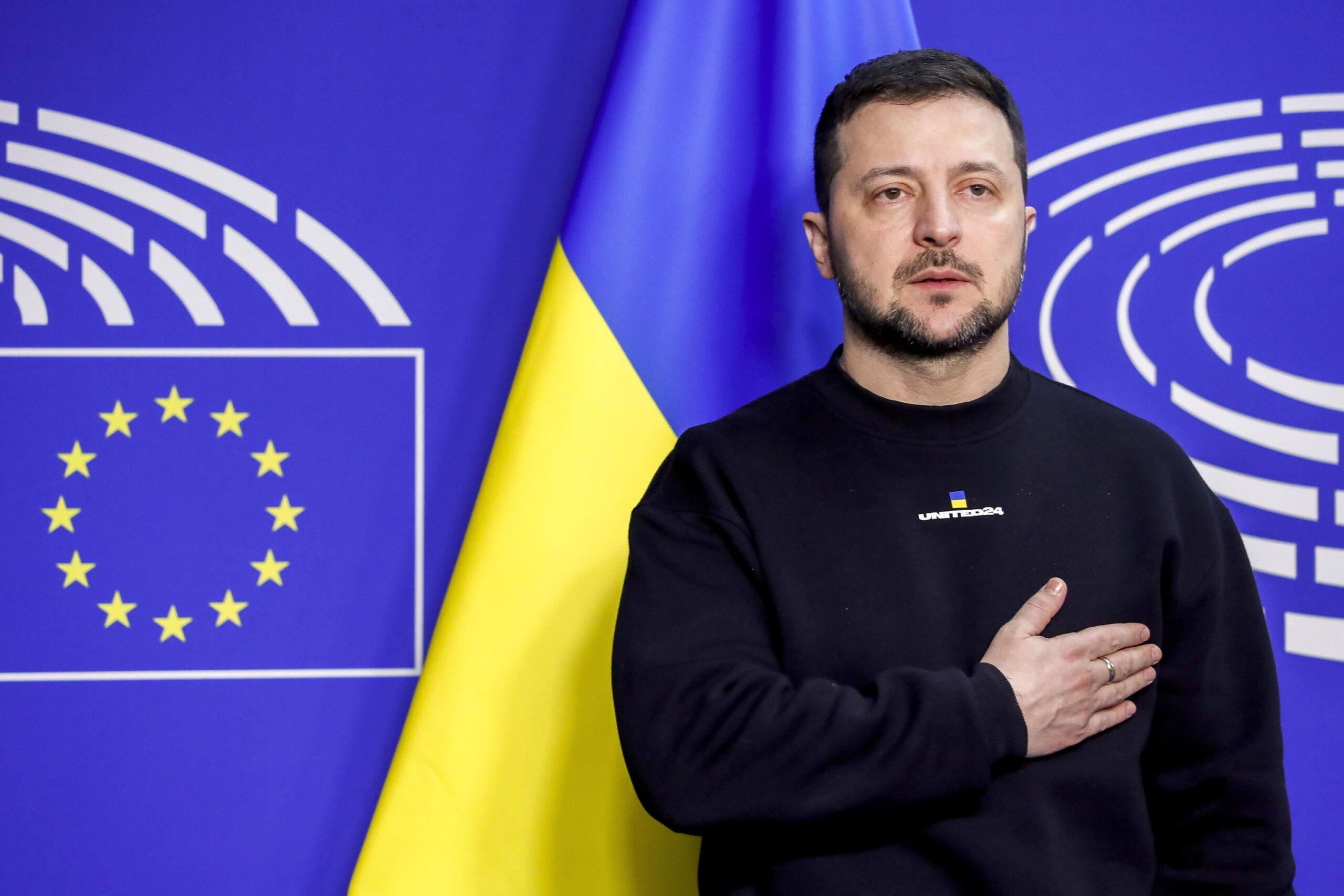 Zelensky acclamato nel suo discorso a Bruxelles: “Vinceremo la guerra ed entreremo nell’Ue”