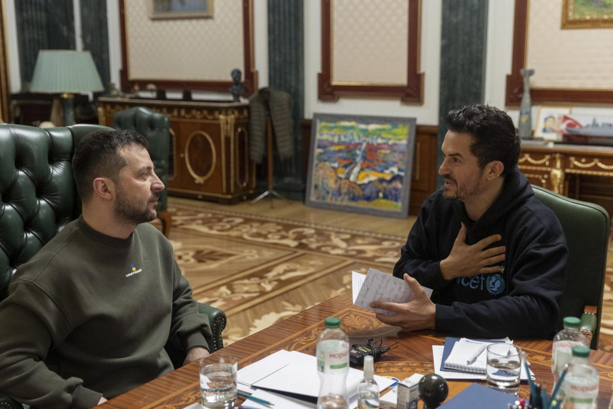 L’incontro tra Orlando Bloom e Zelensky a Kiev: “Restituiremo un’in…