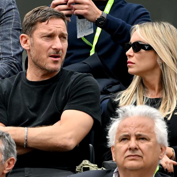 Totti e Noemi sempre più innamorati, insieme al mare e la dolce dedica: “Noi”| FOTO