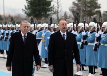 Turchia, Erdogan incontra il presidente azero Aliyev: “Trovare una soluzione al conflitto in Nagorno Karabakh”