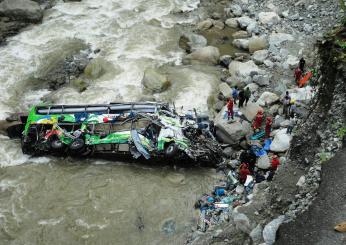 Terribile incidente stradale in Perù, autobus precipita in un burrone: 16 morti, fra i quali l’ex deputato Edagar Alarcón | VIDEO