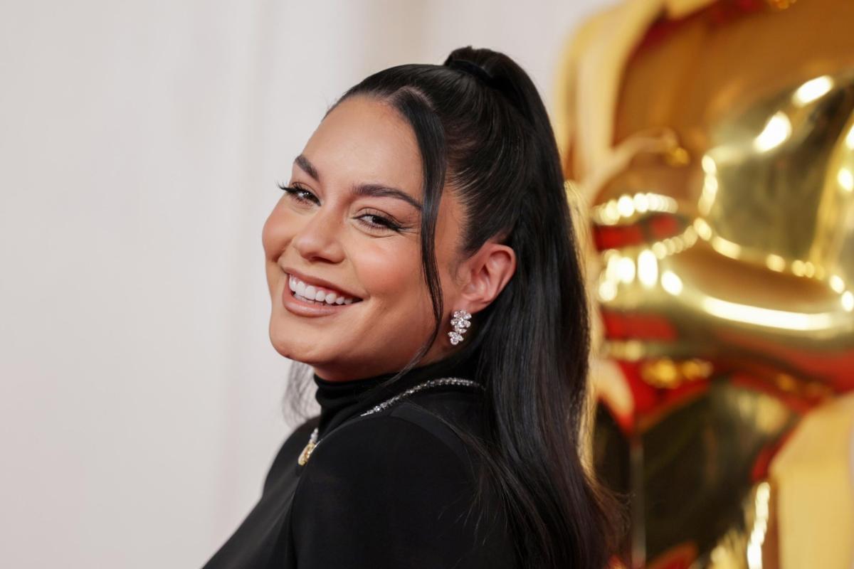 Vanessa Hudgens è diventata mamma per la prima volta: le foto fuori l’ospedale 