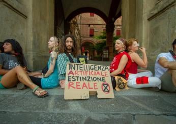 Bologna, attivisti Extinction Rebellion occupano il Comune nel primo giorno del G7 | FOTO