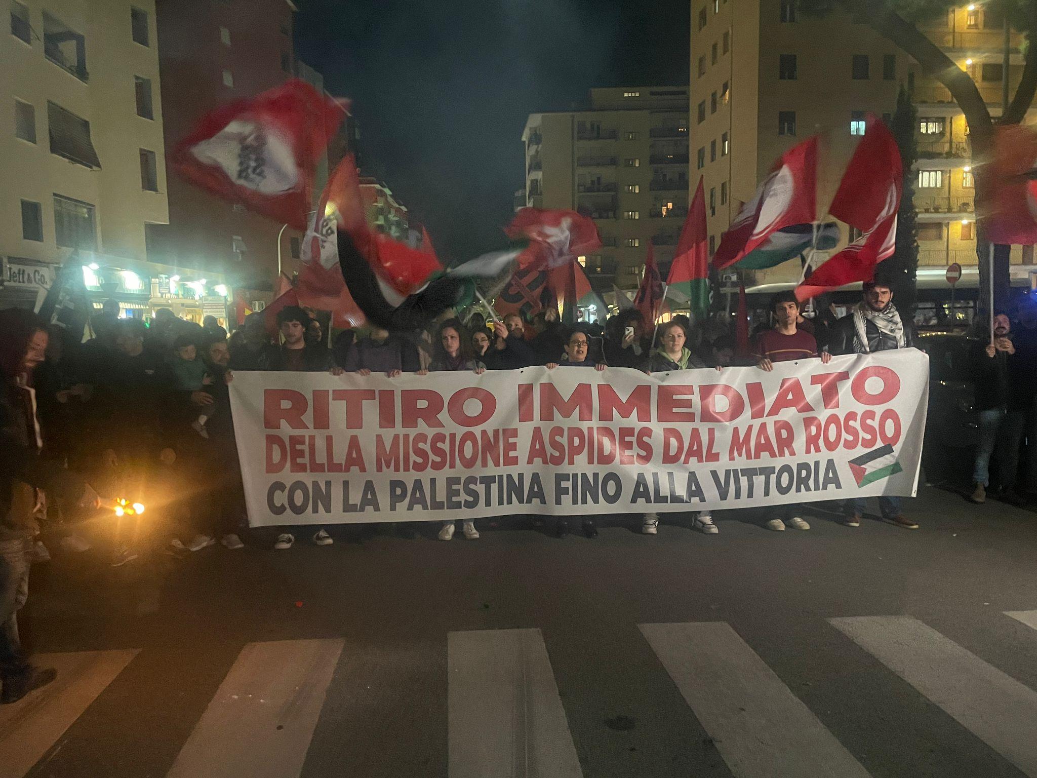 Roma, corteo pro-Palestina sulla Tuscolana: i manifestanti bloccano la circolazione