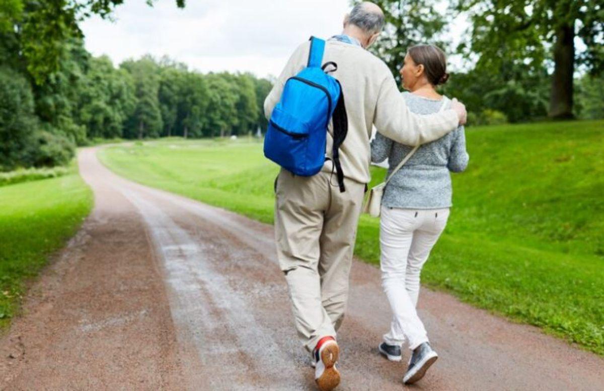 Fare passeggiate regolari riduce i sintomi del mal di schiena, ecco quanto dovresti camminare