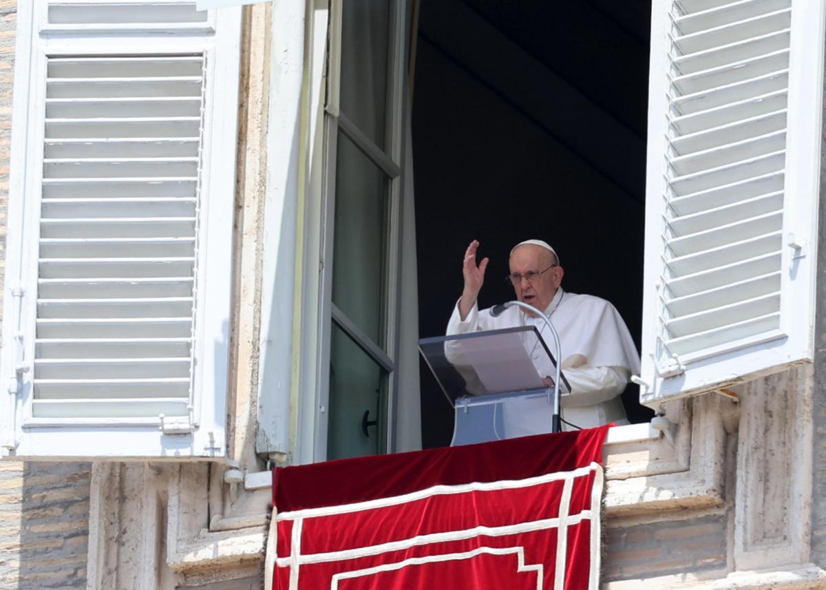 Papa Francesco all’Angelus: “Non lasciate i vostri figli al cellulare”