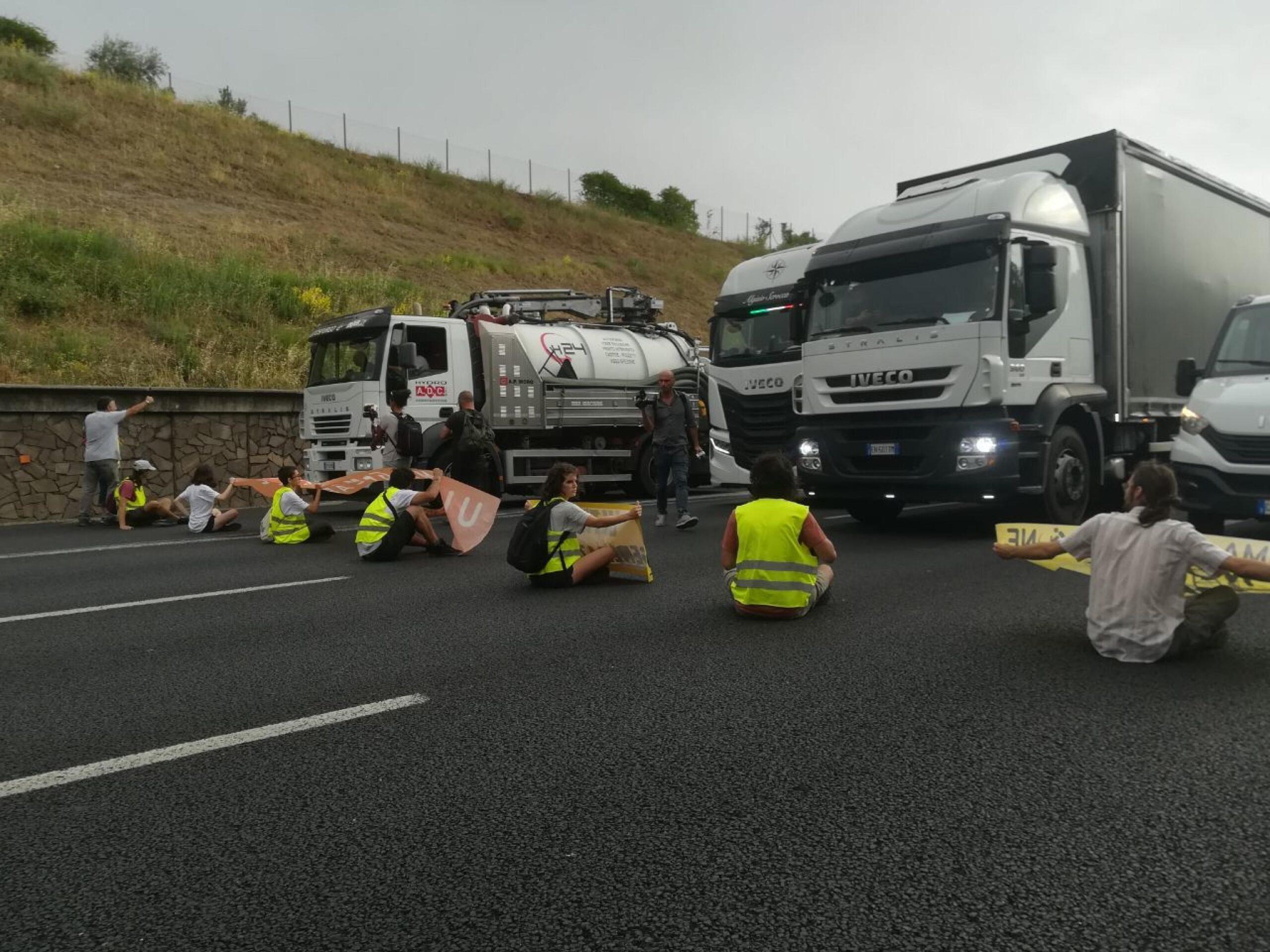 Ultima Generazione blocca il GRA a Roma, lunghe code in carreggiata esterna e intervento della polizia