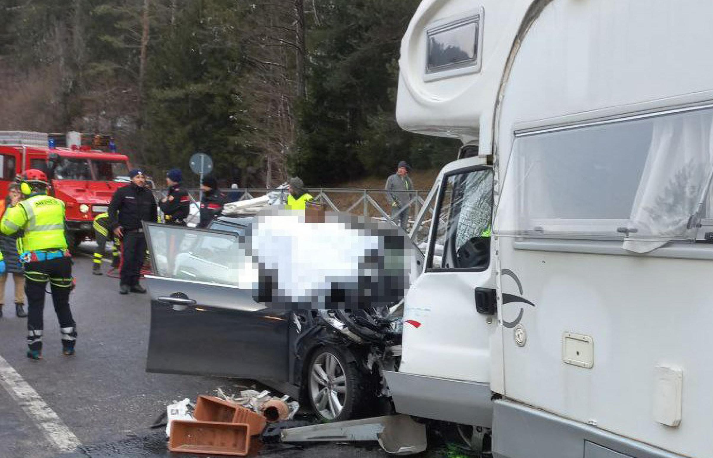 Codevigo, incidente sulla Romea: schianto tra auto e un camper. Un morto e traffico bloccato