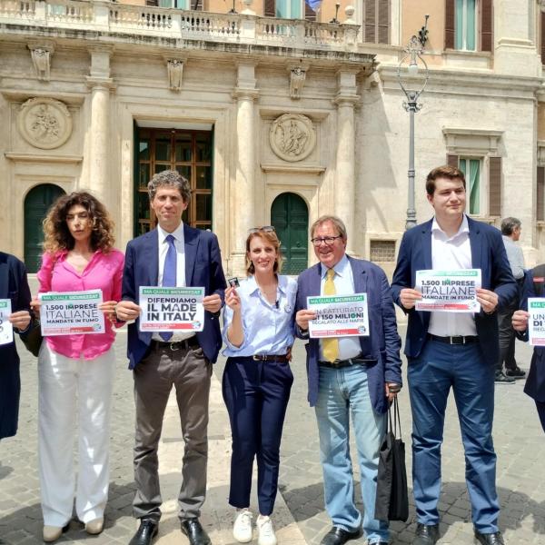 Flash mob di Più Europa che distribuisce cannabis. Magi: “Il Governo mette a rischio dodicimila posti di lavoro” Il ministro Urso: “Bisogna fare attenzione: negli Usa ci sono già più consumatori di canna che di alcol…” | VIDEO