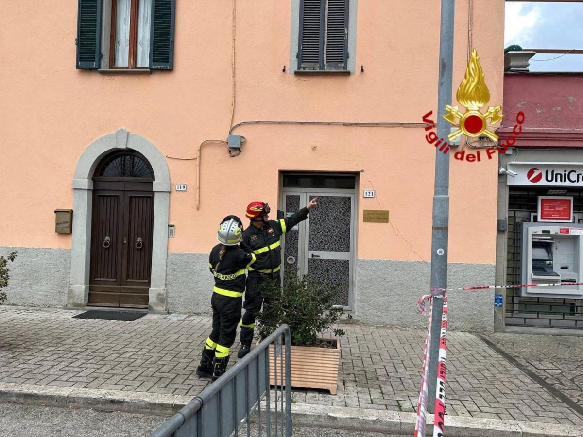 Genova, incendio in un negozio di via Gramsci. Colonna di fumo e ta…