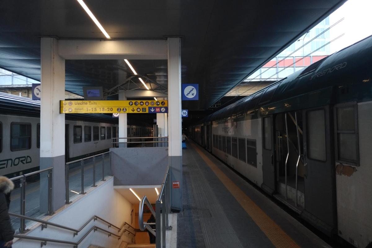 Milano Garibaldi aggressione sul treno: uomo accoltellato al collo