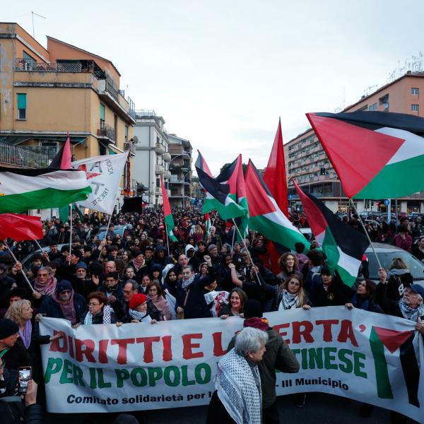 Rogo manichino Meloni, la condanna di Mattarella: “Intollerabile serie di manifestazioni di violenza”. Solidarietà anche da PD e IV