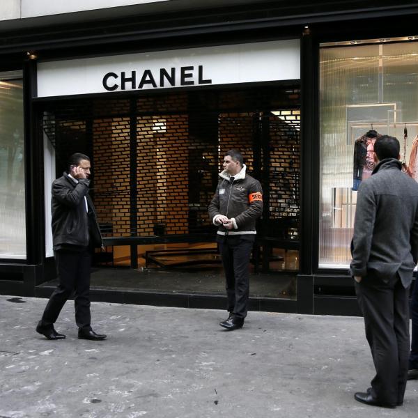 Furto nella boutique di Chanel a Parigi, sugli Champs-Elysées: rapina da 10 milioni di euro. Sfondata la vetrina con una macchina