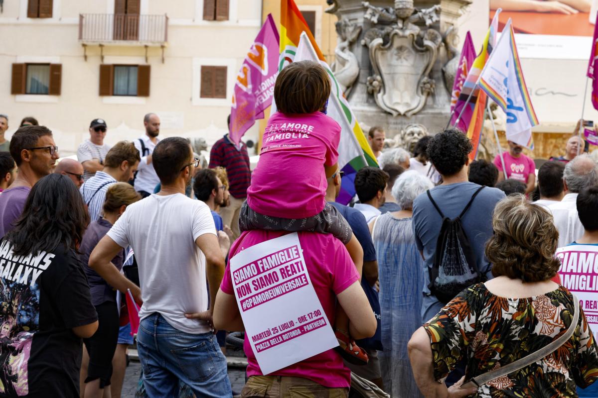 Reato di maternità surrogata, cosa rischiano le famiglie? L’Ass. Coscioni: “Valutare caso per caso”