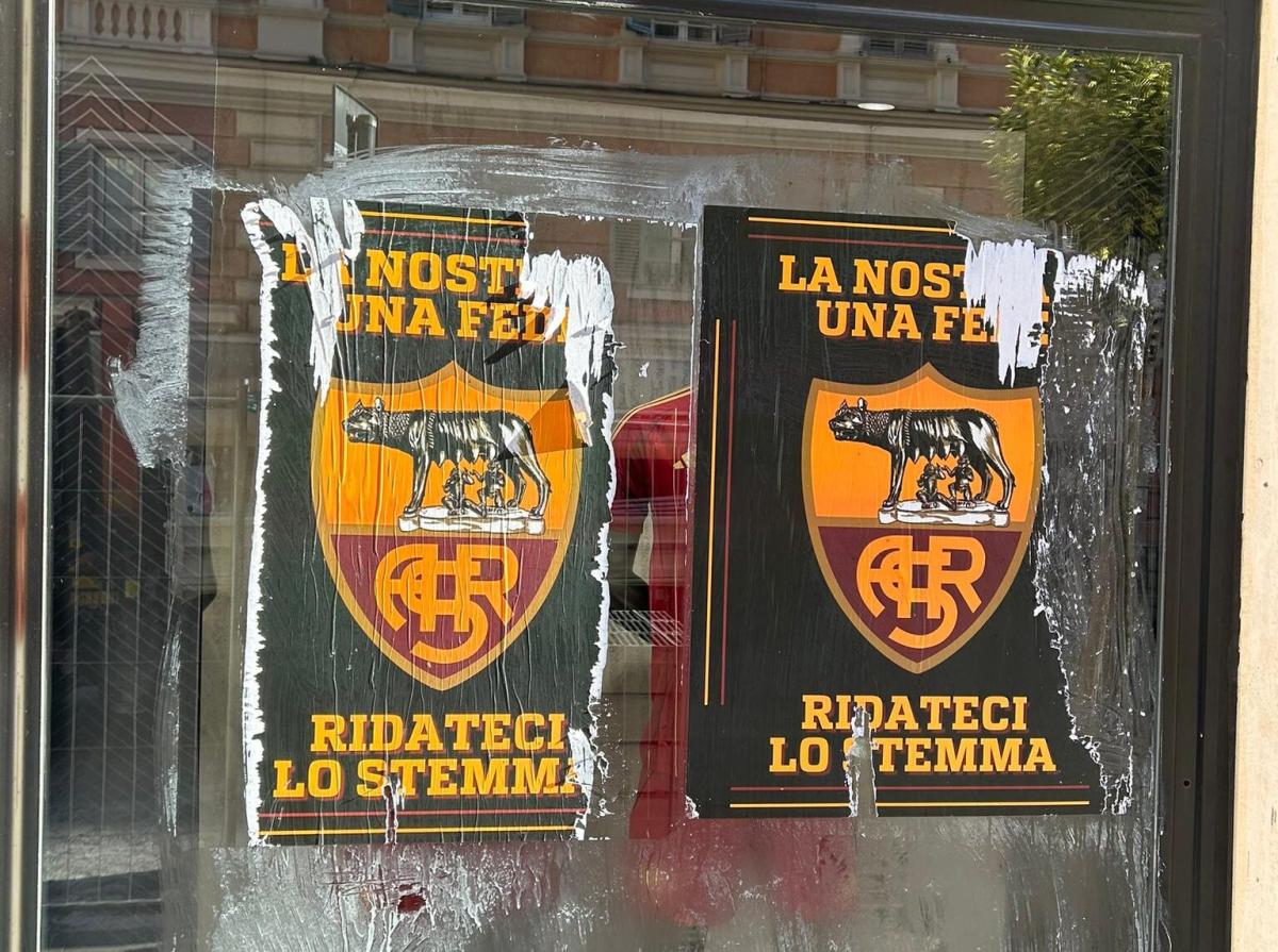 Roma, contestazione dei tifosi per le vie della Capitale con adesivi e striscioni: “Ridateci lo stemma” | FOTO